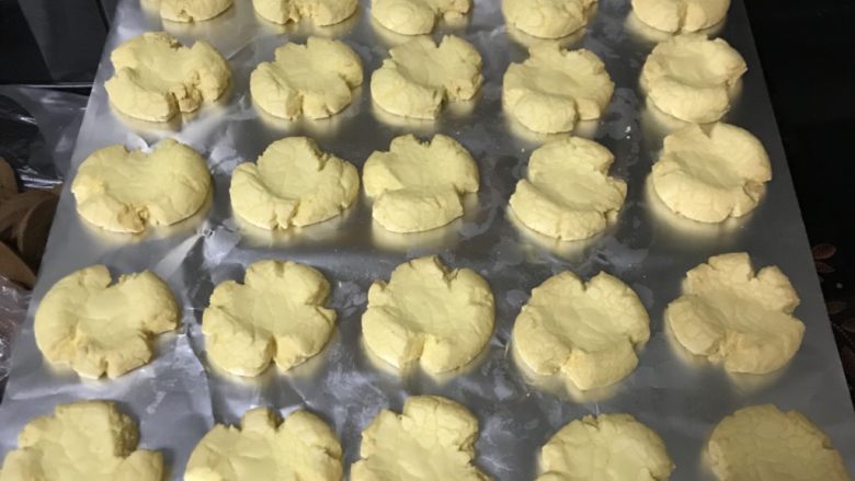 玛格丽特饼干,冷藏好拿出搓成一个个小团子,放在烤盘上,用大拇指按中心位置,按扁后,会出现自然的裂纹。烤箱预热后,160度上下火,18分钟,边缘微黄即可。(每一家的烤箱不一样,这个数只是参考)