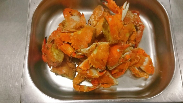 香辣蟹煲仔,全部沾上粉后,到油锅炸成金黄色(油温七至八成热)
