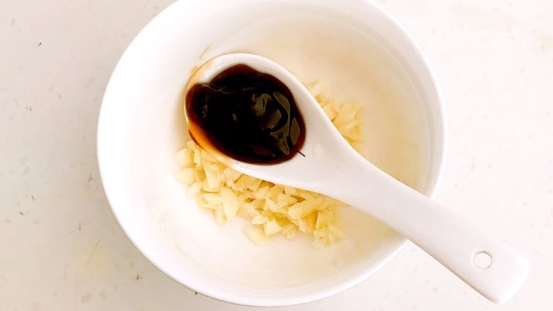 减肥菜品 老醋蛰头,加入1勺<a style='color:red;display:inline-block;' href='/shicai/ 721'>蚝油</a>