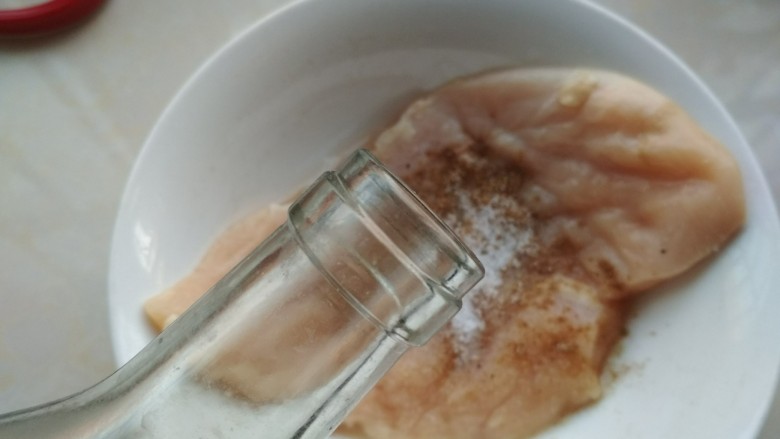 蜂蜜玫瑰鸡胸三明治,倒入少量料酒去去腥,不要太多呦。
