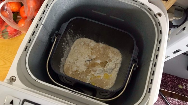 白贝壳黑珍珠(一次发酵),面包桶放入面包机,选择揉面功能,15分钟