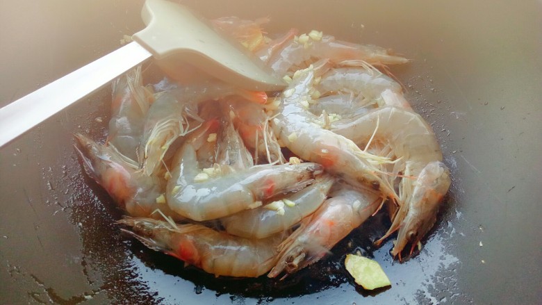 茄汁大虾,下入大虾翻炒