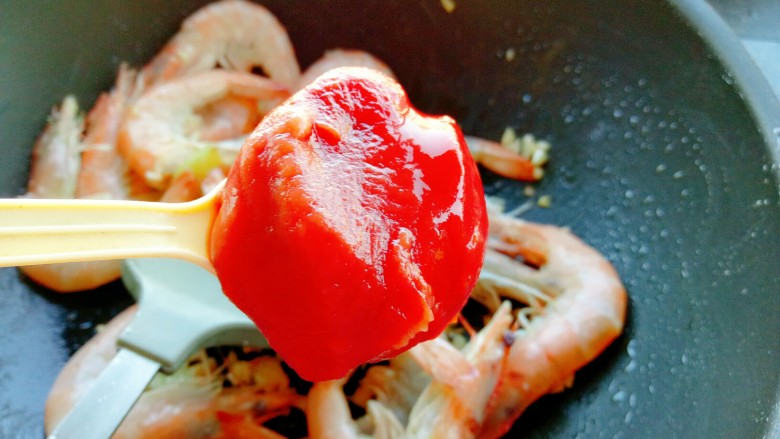 茄汁大虾,一大勺的<a style='color:red;display:inline-block;' href='/shicai/ 699'>番茄酱</a>