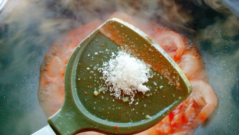 茄汁大虾,中间倒入少许的<a style='color:red;display:inline-block;' href='/shicai/ 3729'>白糖</a>