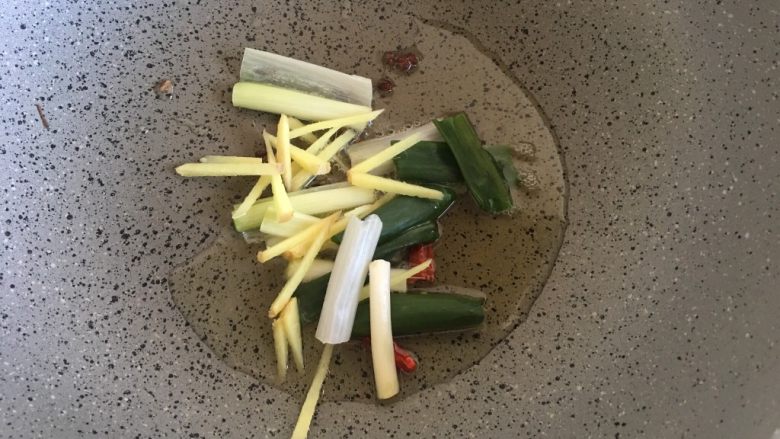 红烧鱼,下入姜丝