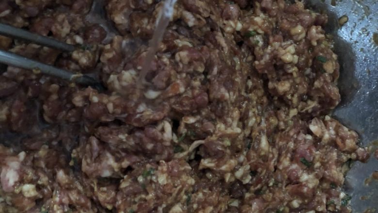 香炸小肉丸,再少量多次加水搅匀,顺一个方向使劲搅,每次加水搅至完全吸收再加下一次