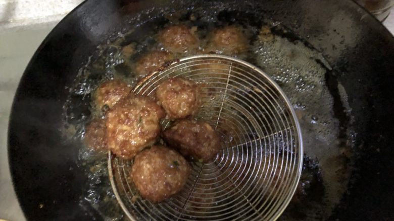 香炸小肉丸,炸至焦黄捞出沥油即可!先捞后关火哦!