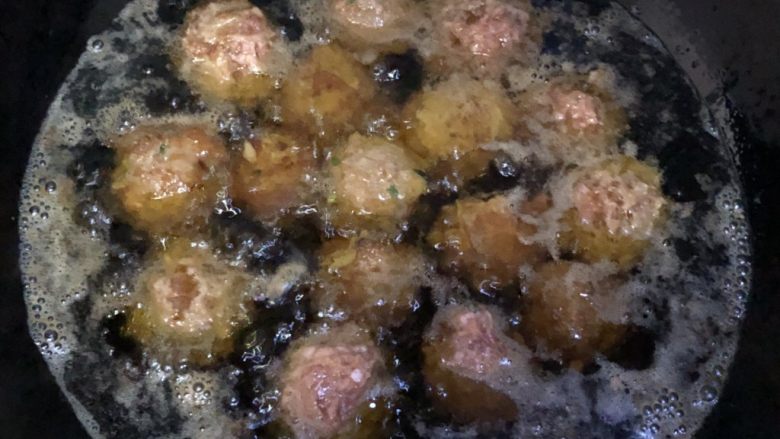香炸小肉丸,一次不可放太多,加了面包糠会粘一起的