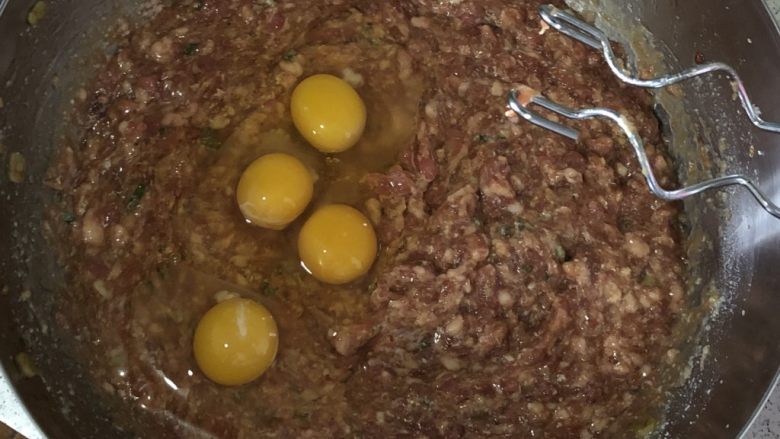 香炸小肉丸,水完全吸收后放入鸡蛋继续顺着一个方向搅打,我实在搅不动了,上搅拌器搅打了,没有搅拌器的用三根筷子使劲打吧