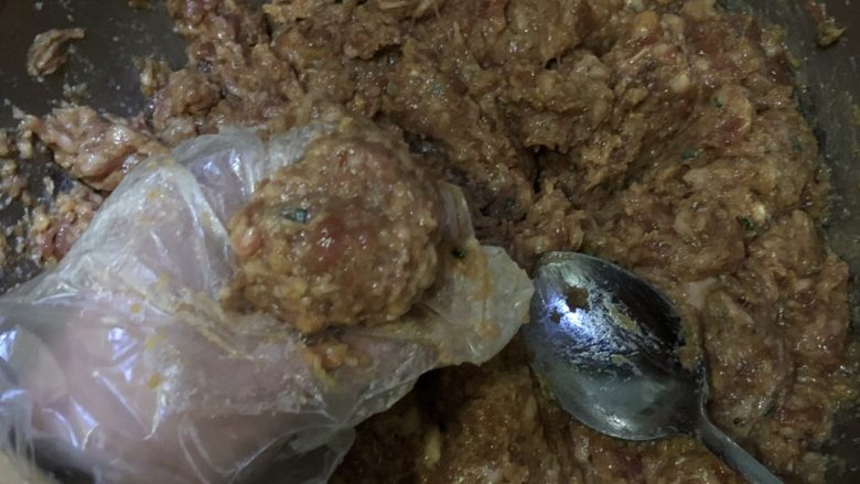 香炸小肉丸,油锅烧热,手掌离油面10厘米能感觉到烫即可,一手抓一团肉,从虎口挤出圆球,勺子挖下,或手揪下放入油锅即可