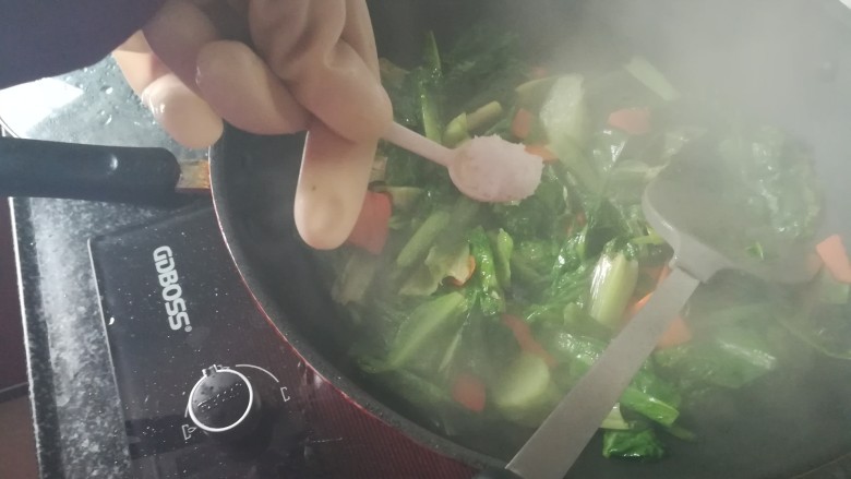 爽脆可口的炒剑菜,炒软后加入叶子部分,快速翻炒,加入盐巴味精。