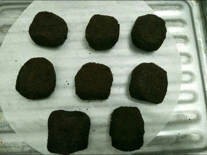 奥利奥樱花芝士蛋糕,将奥利奥芝士蛋糕胚子放入垫有油纸的烤盘上,每个之间要留有间隙。