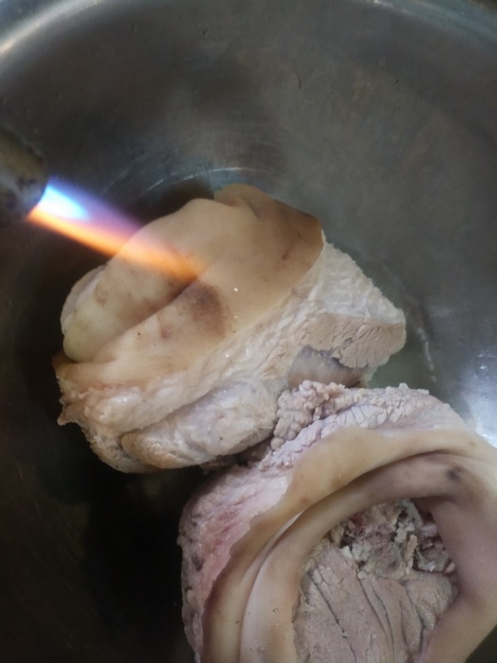 冰糖蹄膀,<a style='color:red;display:inline-block;' href='/shicai/ 413'>猪蹄</a>飞水  捞出用火烧去猪毛摸上蜂蜜备用