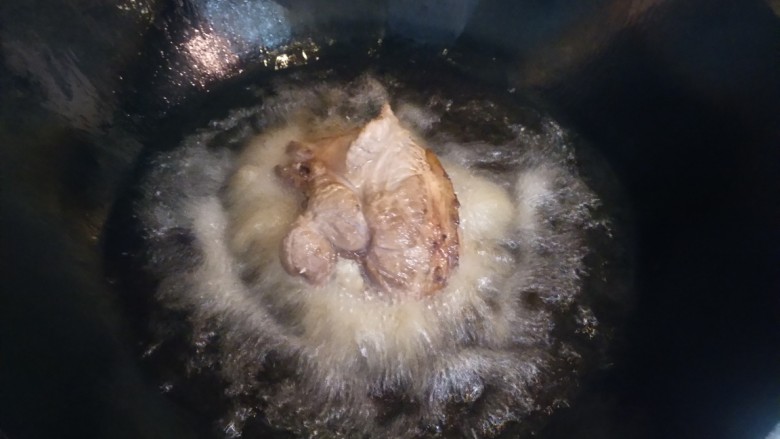 冰糖蹄膀,上油锅中炸上色