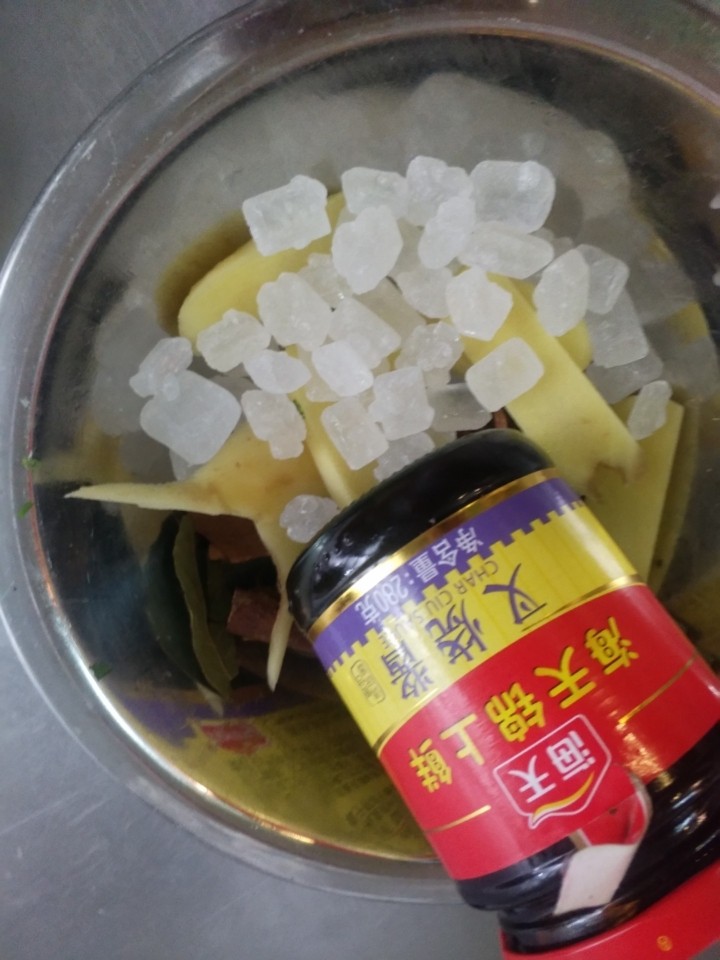冰糖蹄膀,备好调料