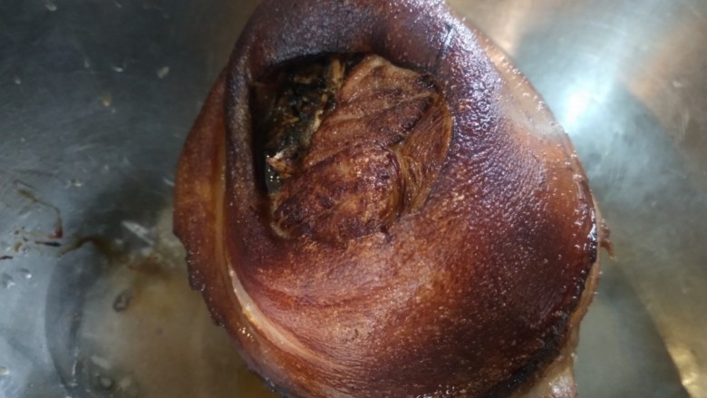 冰糖蹄膀,炸上色捞起  再起锅