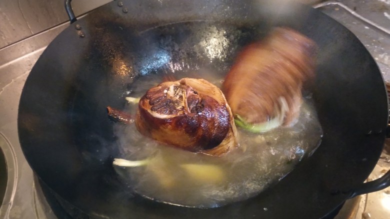 冰糖蹄膀,烧开调味加入炸好的猪蹄  小火烧2个小时加盖