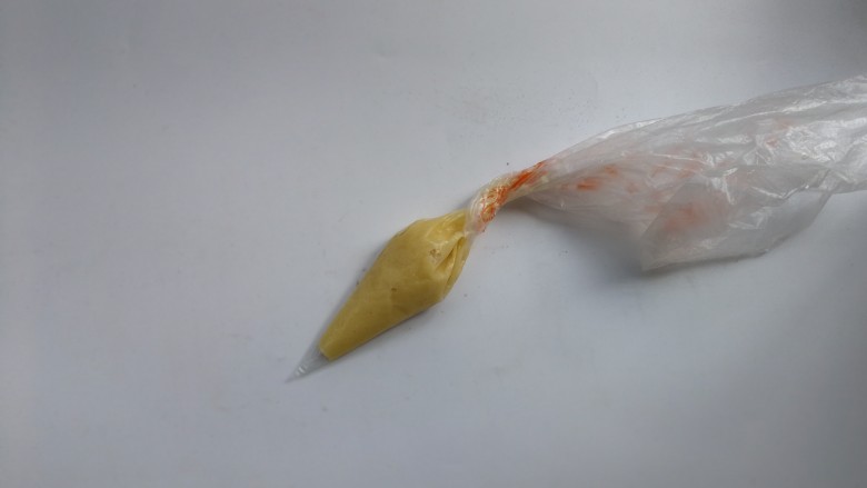 红丝绒手绘蛋糕卷,装入裱花袋内,剪一个小小的口