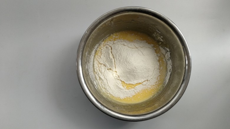 红丝绒手绘蛋糕卷,加入过筛的低筋面粉,拌均匀