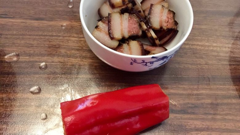 小清新&烟火气➕荷兰豆清炒酱油肉,红椒一颗,去蒂去尾部去籽