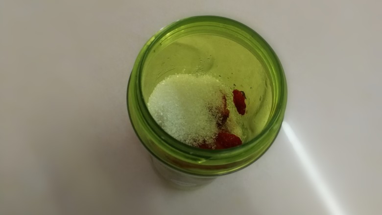 草莓慕斯蛋糕,放入果汁杯里,加30g<a style='color:red;display:inline-block;' href='/shicai/ 3729'>白糖</a>