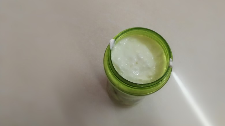 草莓慕斯蛋糕,加150g原味老酸奶,打成糊状