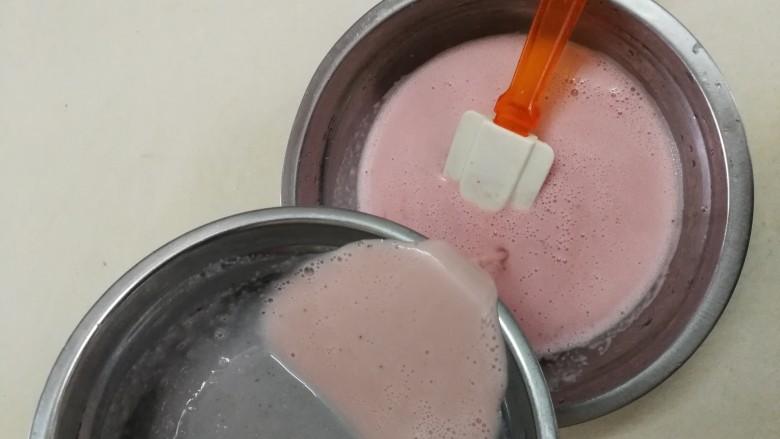 草莓慕斯蛋糕,晾凉后,与草莓糊充分混合均匀