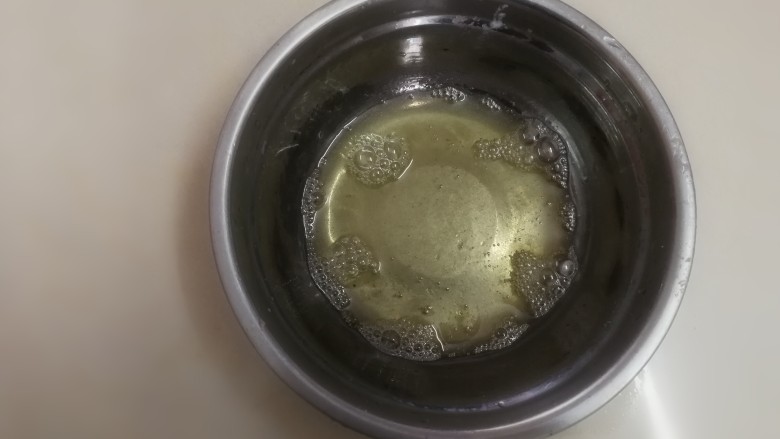 草莓慕斯蛋糕,待草莓慕斯凝固之时,剩下的1.5g吉利丁隔热水融化成液态