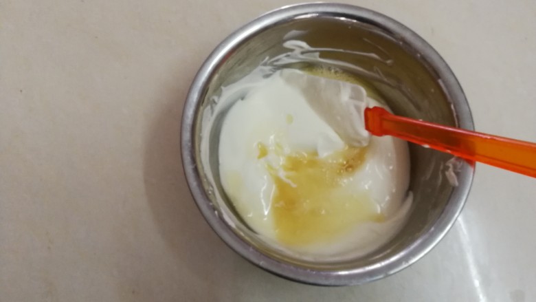 草莓慕斯蛋糕,倒入酸奶奶油液里,充分混合均匀
