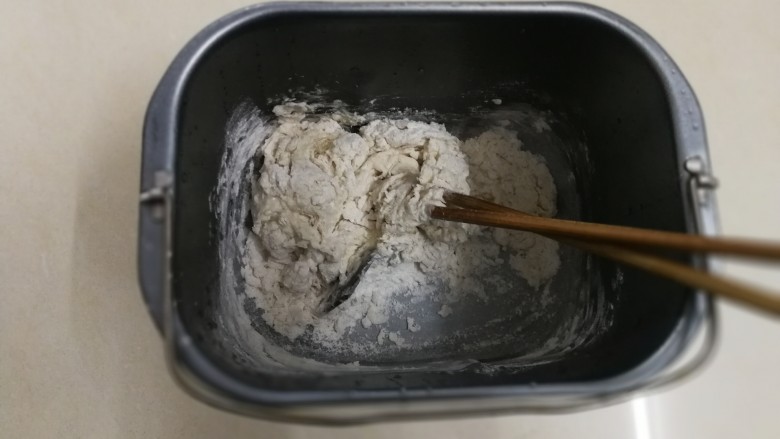 白玉翡翠包子(香菇牛肉包),先做白色面团,面粉放入面包机,加入<a style='color:red;display:inline-block;' href='/shicai/ 10588'>糖</a>,酵母粉,加入适量清水,用筷子拌成棉絮状