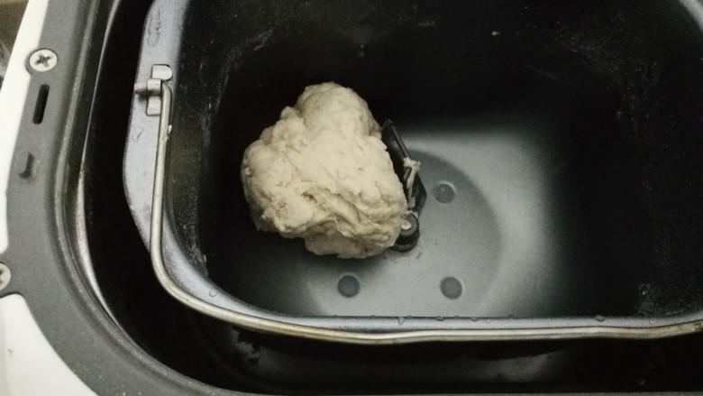 白玉翡翠包子(香菇牛肉包),启动面包机开始和面,和成一个软硬适中光滑的成团