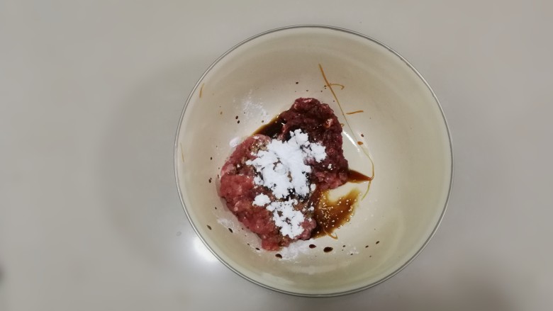 白玉翡翠包子(香菇牛肉包),加入盐,生抽,<a style='color:red;display:inline-block;' href='/shicai/ 721'>蚝油</a>,淀粉和少许糖
