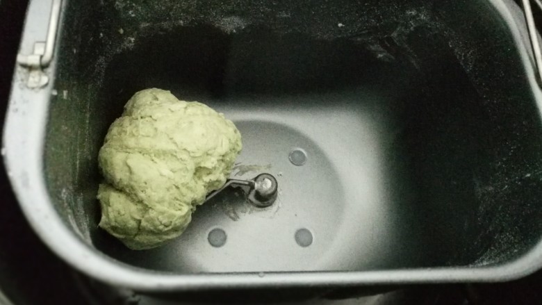 白玉翡翠包子(香菇牛肉包),启动面包机开始和面,和成一个软硬适中光滑的绿面团