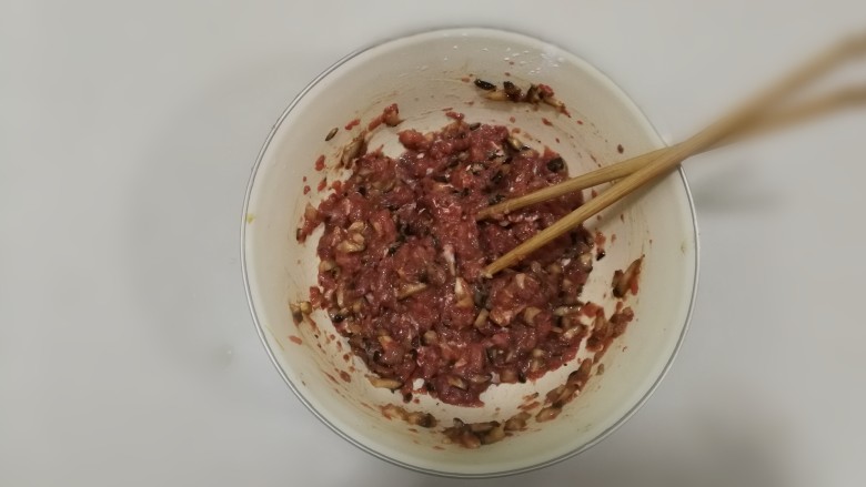 白玉翡翠包子(香菇牛肉包),加入炒好的香菇,拌均匀,香菇牛肉馅做好了