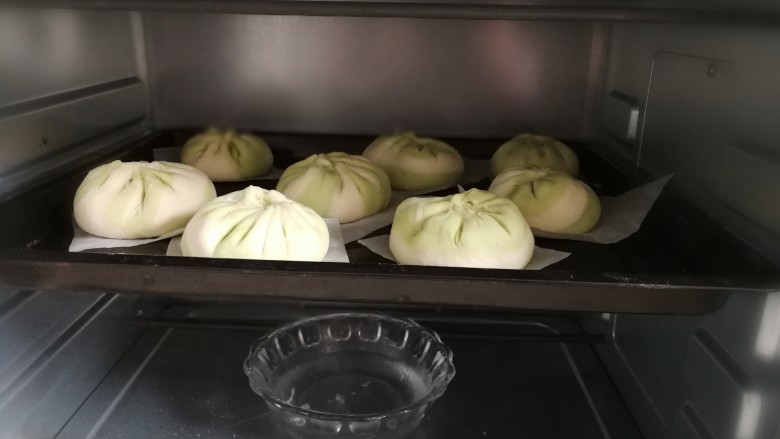 白玉翡翠包子(香菇牛肉包),放置30分钟,让包子发酵比原来大(我用了烤箱发酵)