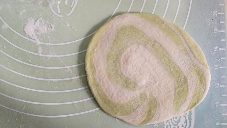 白玉翡翠包子(香菇牛肉包),取其中一份,擀成包子皮