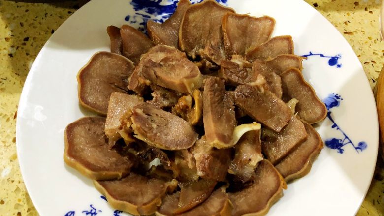 年夜饭·龙虾粥·黑椒牛仔骨·藜蒿炒腊肉·盐水口条·笋干烧老鸭,煮好后捞出放凉再切片摆盘、
蘸料:味极鲜+香醋
