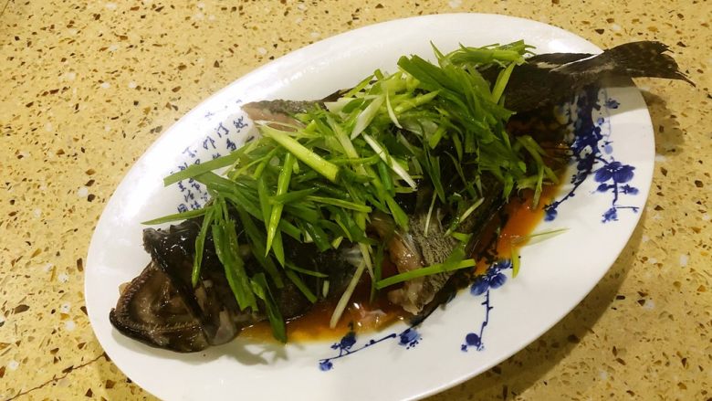 年夜饭·龙虾粥·黑椒牛仔骨·藜蒿炒腊肉·盐水口条·笋干烧老鸭,最后浇上热油~~
