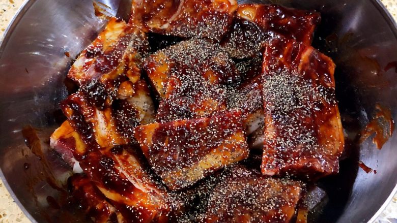 年夜饭·龙虾粥·黑椒牛仔骨·藜蒿炒腊肉·盐水口条·笋干烧老鸭,牛仔骨用酱油料酒蚝油黑胡椒腌制一会