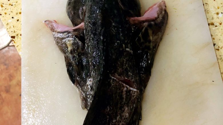 年夜饭·龙虾粥·黑椒牛仔骨·藜蒿炒腊肉·盐水口条·笋干烧老鸭,清蒸<a style='color:red;display:inline-block;' href='/shicai/ 357'>石斑鱼</a>
处理好鱼 整形