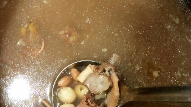年夜饭·龙虾粥·黑椒牛仔骨·藜蒿炒腊肉·盐水口条·笋干烧老鸭,墨鱼海货汤:
<a style='color:red;display:inline-block;' href='/shicai/ 1623'>墨鱼干</a>4个、淡菜一把、瑶柱一把、莲子一把、花生一把、薏米一小撮、提前泡好
猪筒子骨一根 姜几片 加其他材料一起煲成汤~~煲好加适量盐调味即可