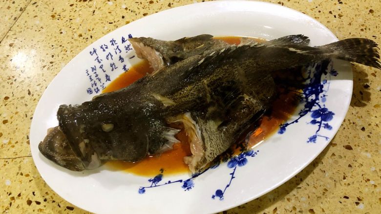 年夜饭·龙虾粥·黑椒牛仔骨·藜蒿炒腊肉·盐水口条·笋干烧老鸭,石斑鱼蒸好后移到盘中、淋上蒸鱼豉油
