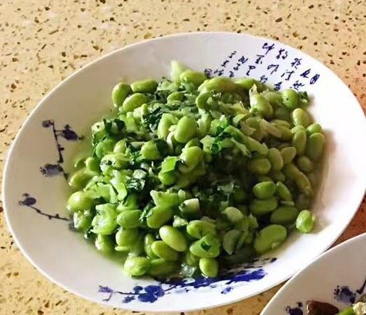 年夜饭·龙虾粥·黑椒牛仔骨·藜蒿炒腊肉·盐水口条·笋干烧老鸭,锅里到适量油先下毛豆翻炒至毛豆断生再加入白菜一起炒熟即可~~