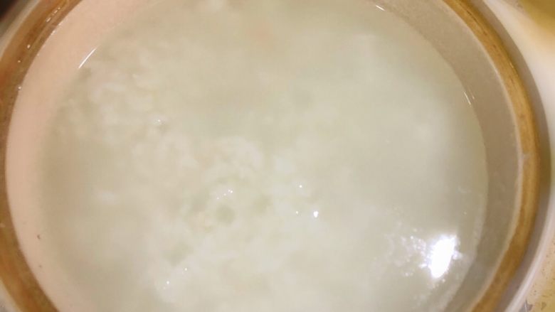 年夜饭·龙虾粥·黑椒牛仔骨·藜蒿炒腊肉·盐水口条·笋干烧老鸭,生滚龙虾粥
梗米提前泡1小时、小火滚到米开花后关火焖着