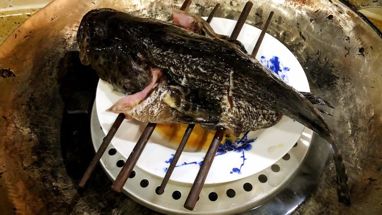 年夜饭·龙虾粥·黑椒牛仔骨·藜蒿炒腊肉·盐水口条·笋干烧老鸭,石斑鱼入锅中 上汽后 大火蒸10分钟出锅