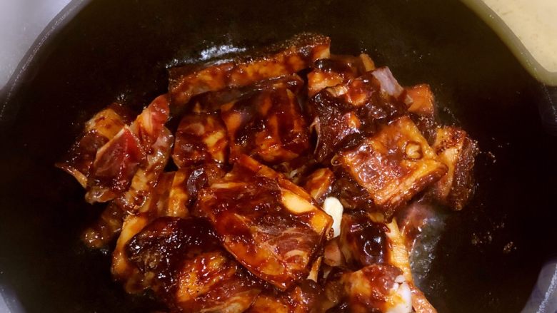 年夜饭·龙虾粥·黑椒牛仔骨·藜蒿炒腊肉·盐水口条·笋干烧老鸭,保持大火、倒入牛仔骨烧2分钟关火后再焖2分钟即可~~