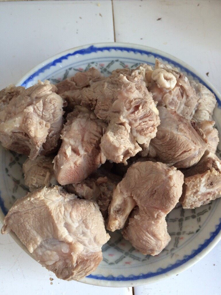 椰子清补凉老火汤,汆烫好的猪骨洗净备用。