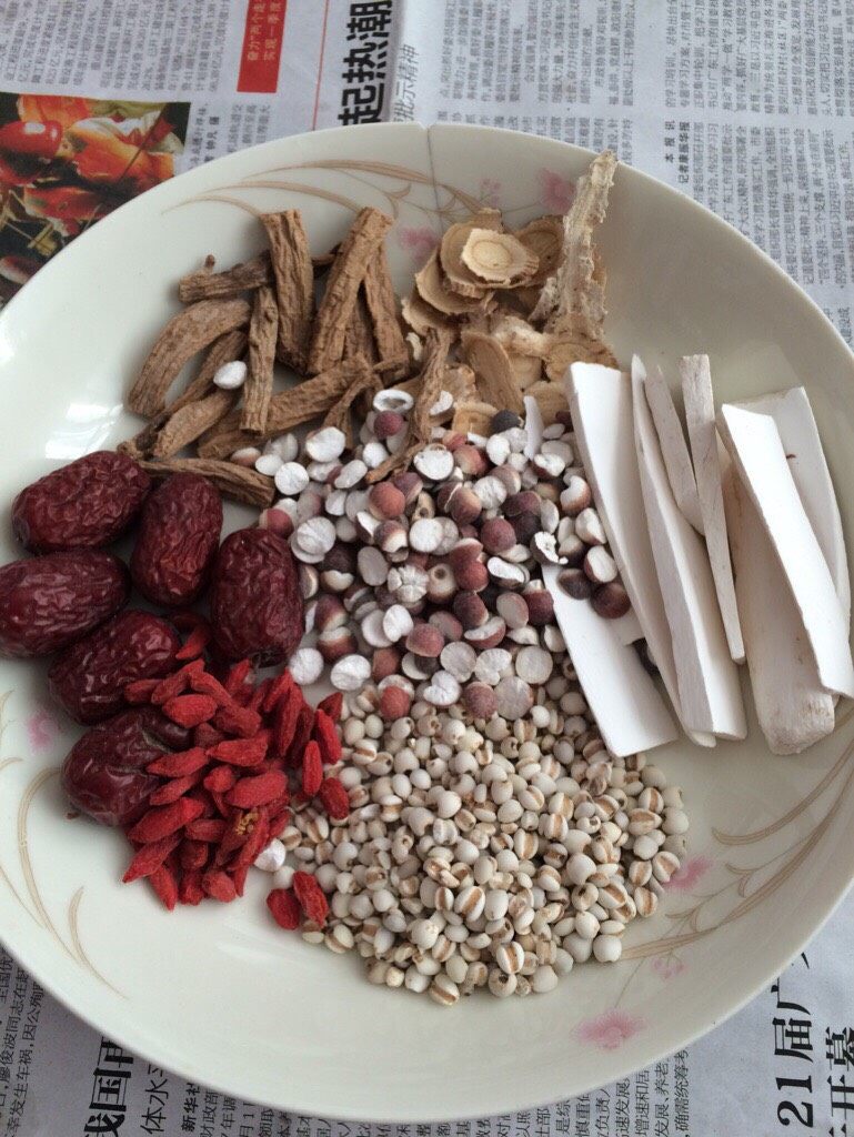 椰子清补凉老火汤,<a style='color:red;display:inline-block;' href='/shicai/ 2470'>红枣</a>、<a style='color:red;display:inline-block;' href='/shicai/ 673'>枸杞</a>、<a style='color:red;display:inline-block;' href='/shicai/ 494'>薏米</a>、<a style='color:red;display:inline-block;' href='/shicai/ 502'>芡实</a>、茯苓、党参、黄芪备用。