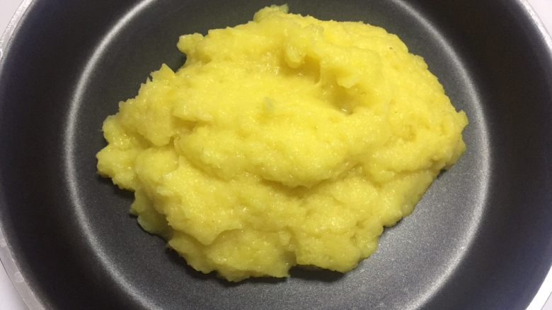 凤梨馅(菠萝馅),把菠萝蓉倒入不粘锅中