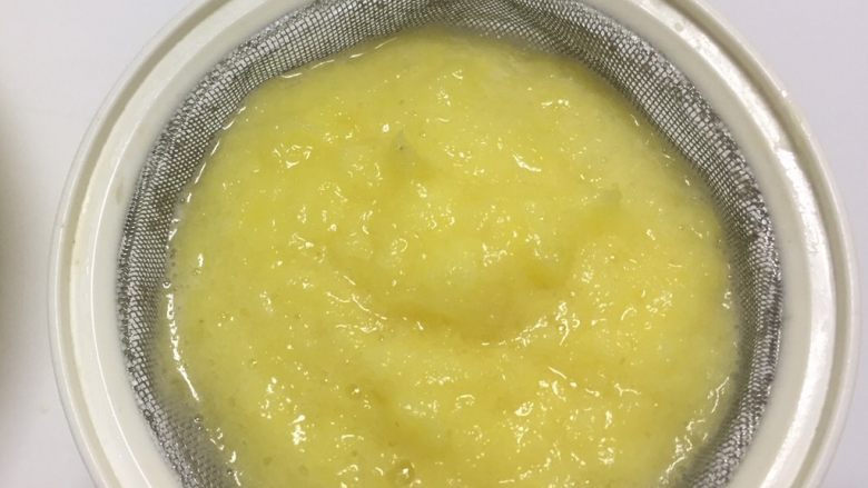 凤梨馅(菠萝馅),用筛网过滤出菠萝汁,也可以用纱布过滤会快一些